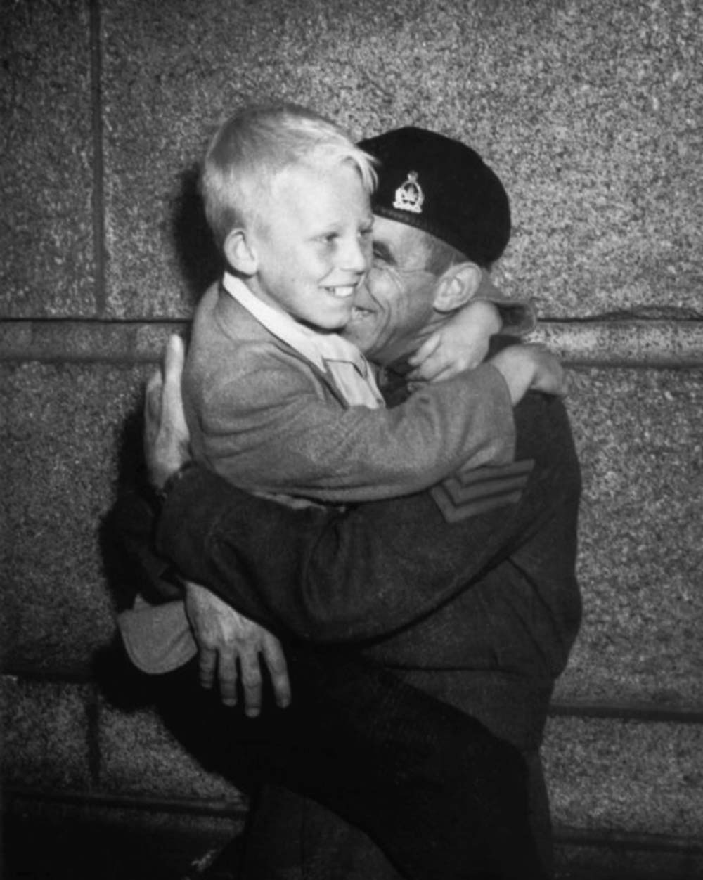 Vater und Sohn nach Kriegsende.